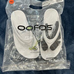 OOFOS women’s flip flops size 7